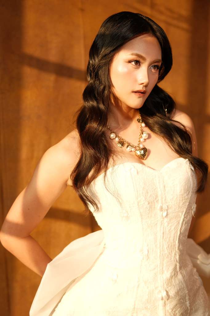 The Black Swan set — close up with necklace